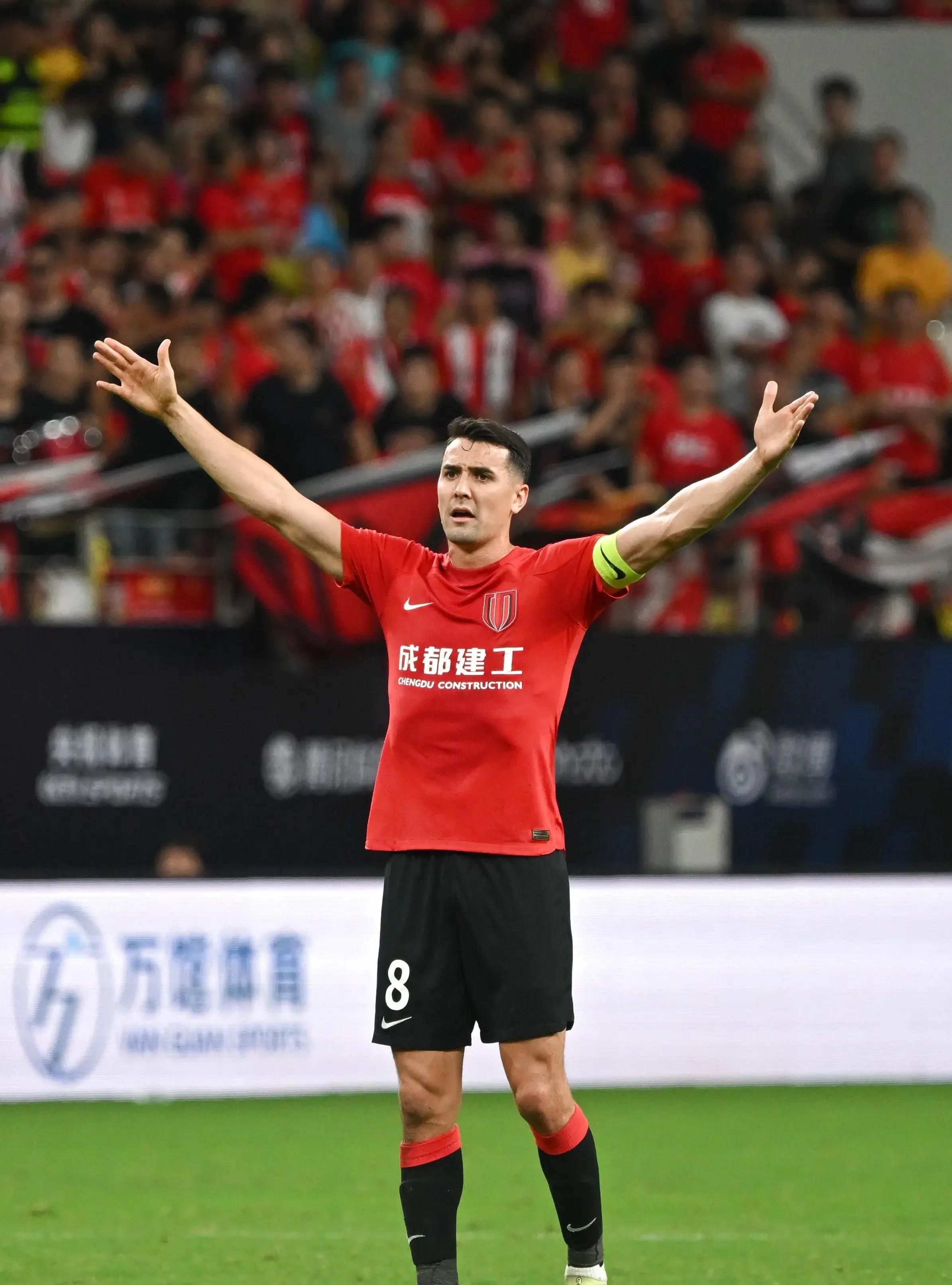 荷甲赛程吃紧；成都蓉城今晨造点机会；压力陡增；临场指挥获称赞的简单介绍