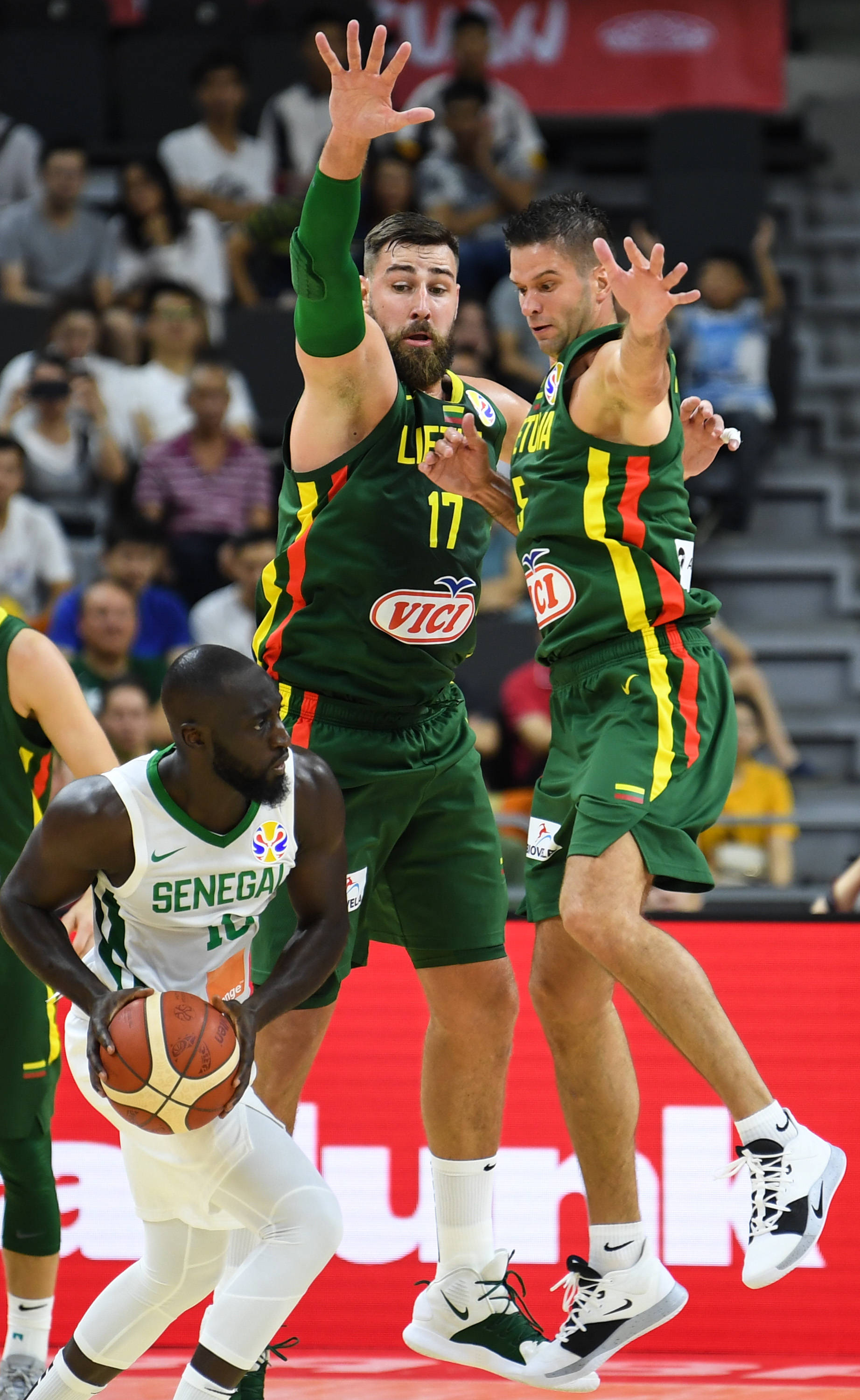 九游体育入口-关于亚特兰大训练开放日，集结日篮板制胜引欢呼，德国杯在即，年轻球员得到机会的信息